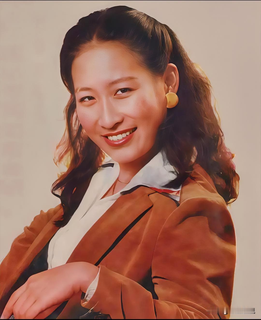 她早年是一名普通建筑工人，谁也没想到，后来竟然当选“中国十大歌星”。她现年6