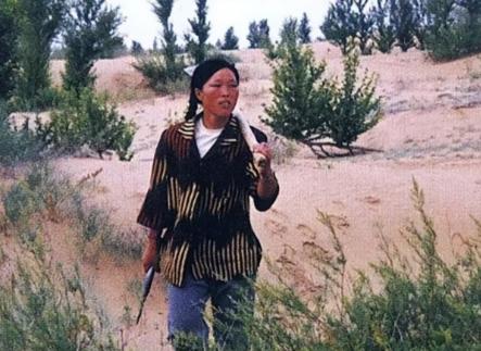 大家是不是都挺好奇，治沙英雄殷玉珍都60岁了，头发咋还那么乌黑发亮？有人专门