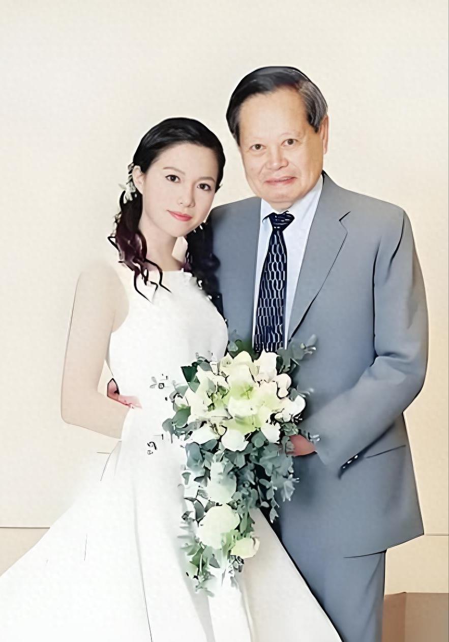 翁帆50岁了，的确很年轻，但她很难再婚。 美好的青春时光，无私无畏的奉献，如