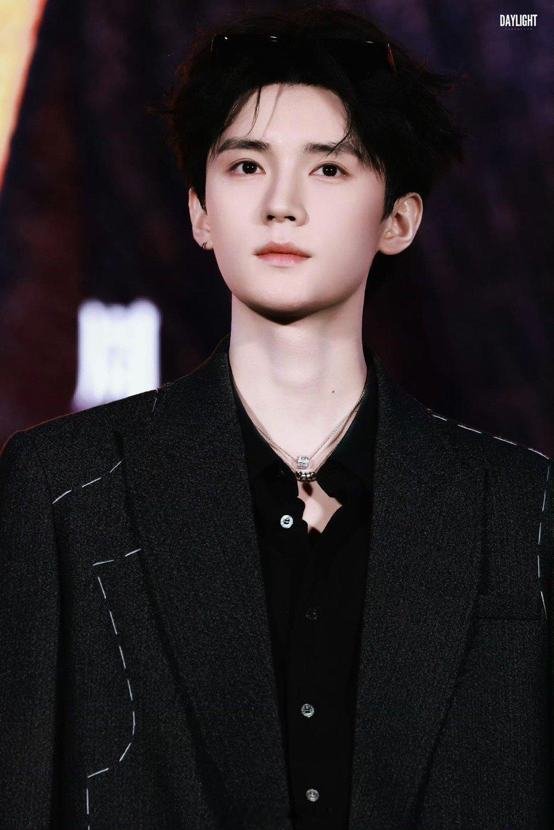 周翊然包上恩同框俊男靓女剧宣同框，眼神互动满是张力，氛围感与故事感双在线！