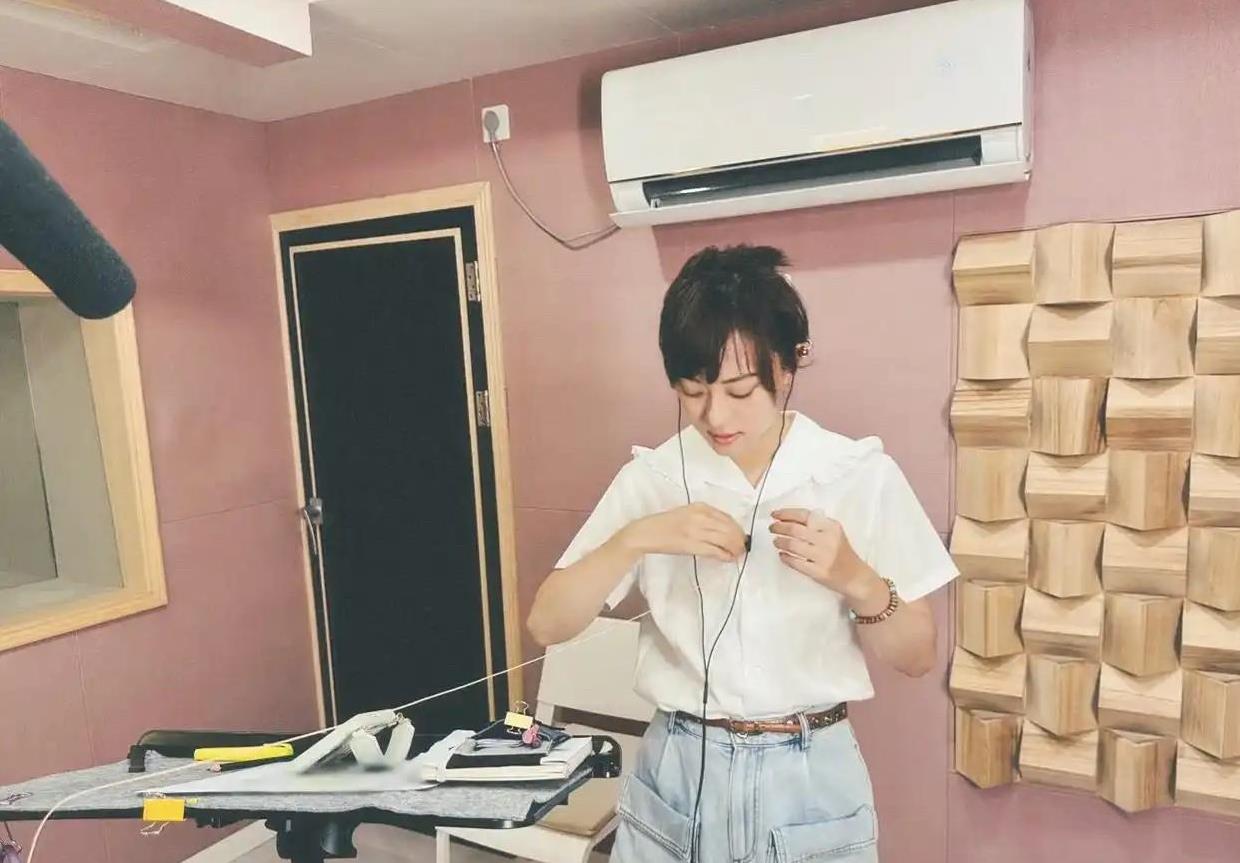 43岁孙俪在录音棚里低调庆生，她身材纤瘦似少女，配音时哭肿眼好敬业。不过这位寿星