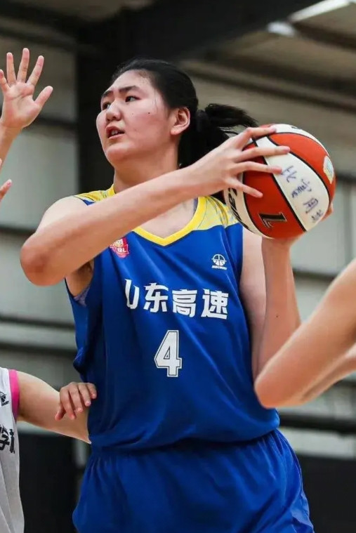 杨毅直播中为张子宇的前景感到担忧。杨毅说，姚明去NBA的时候是22岁，2.2