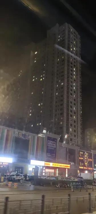 弱二线城市晚上八点半的夜景，看看这个房屋空置率。这个只是局部，还有很多小区也
