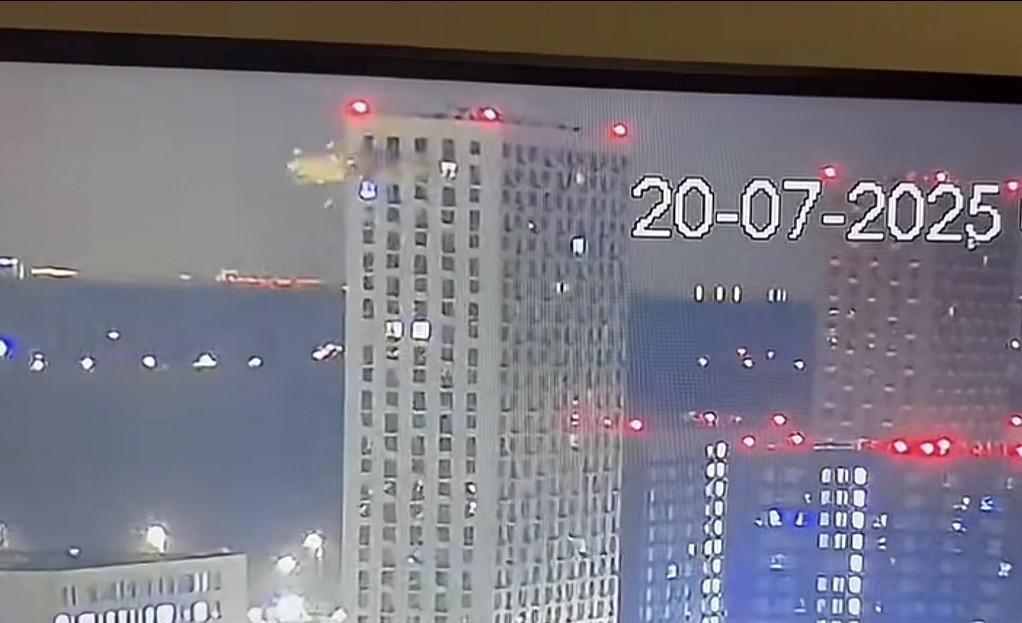 2025年7月20号，外网有个监控视频被疯狂转发，视频疑似发生在莫斯科，视