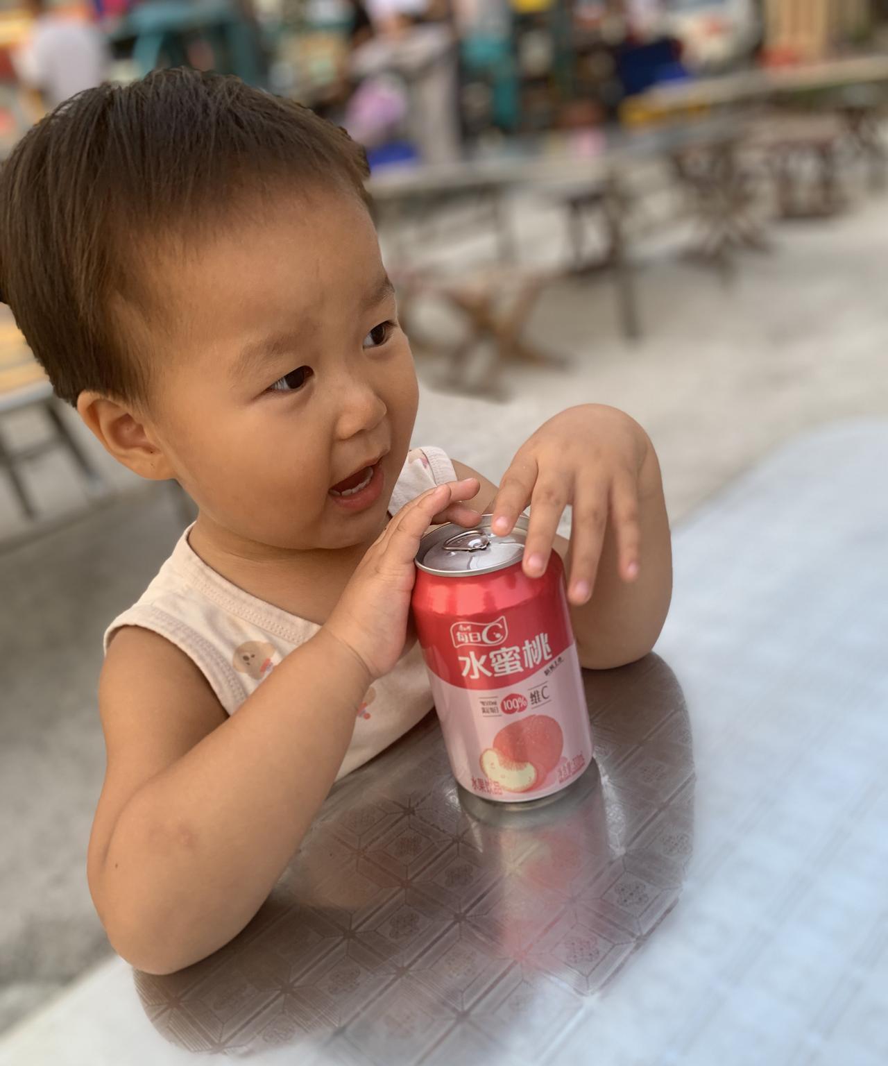 2岁半的女儿被我送去托班了，她说下午在幼儿园哭着找爸爸，老师问她是不是家里还有个
