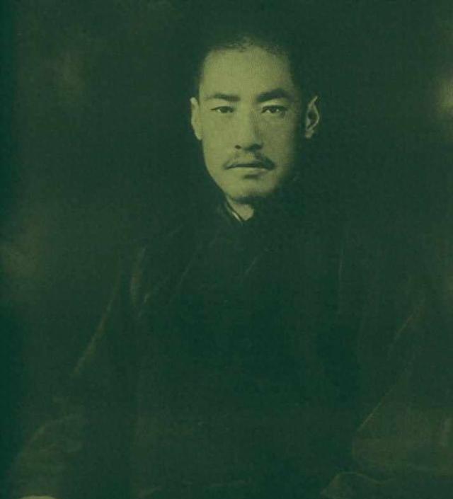 马步芳逃亡沙特时，经常带着“后宫团”去麦加朝觐，阿訇见他带一群老婆，眼都直了，当