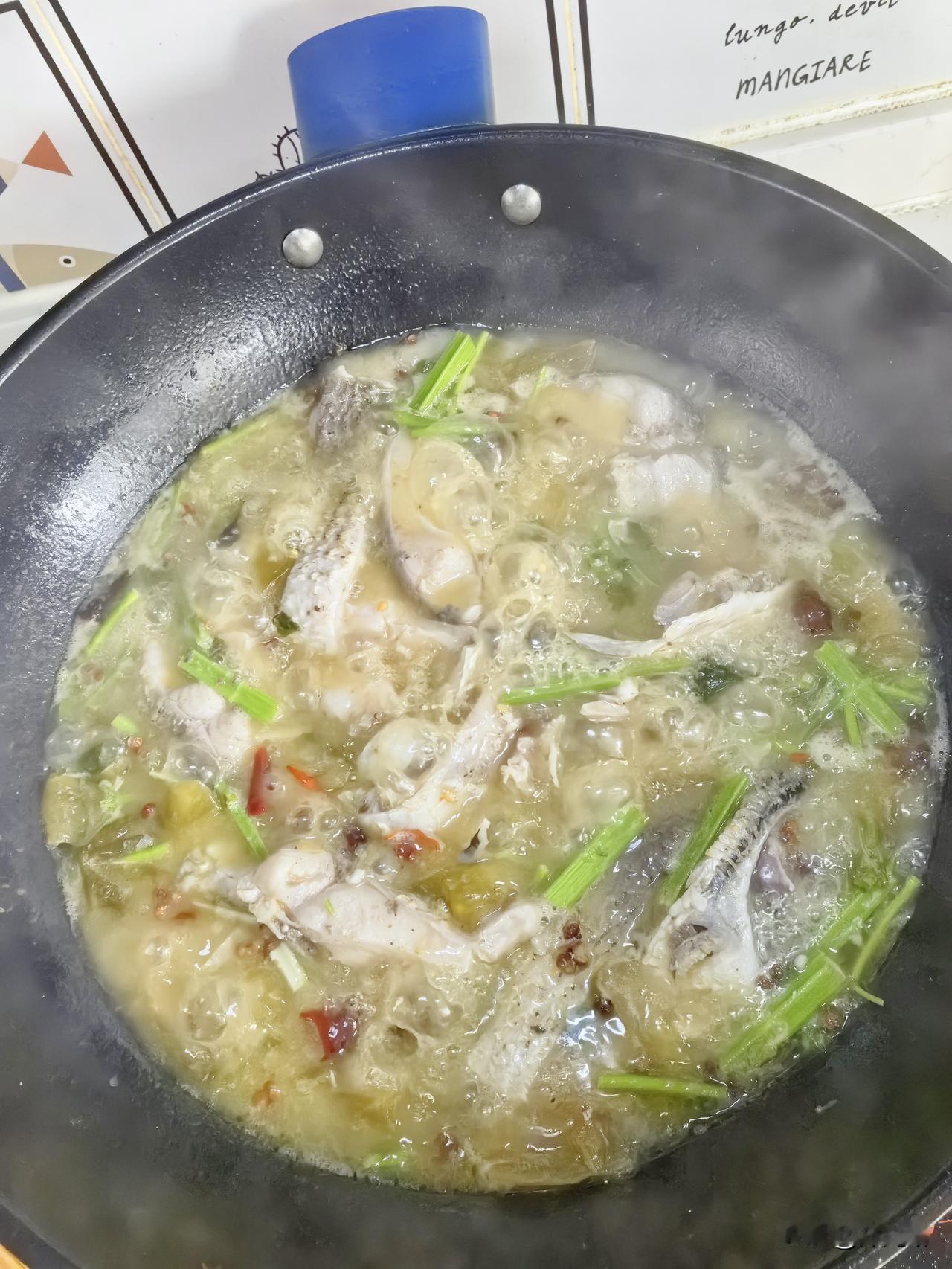自己弄菜也胜大厨今天自已动手弄了一锅酸菜鱼。酸菜鱼的色、香、味、型（见附图）