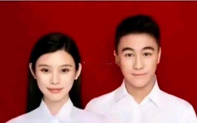 何猷君说，为了拍这个照片，他在屁股底下垫了五个枕头[捂脸哭]屁股圈垫