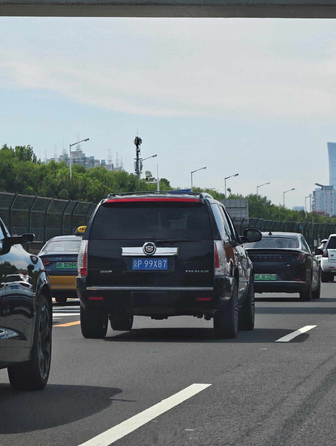 不比不知道，如今的车大到什么地步…在国产7系SUV面前，ESCALDE这种老牌全尺寸SUV在视觉上，