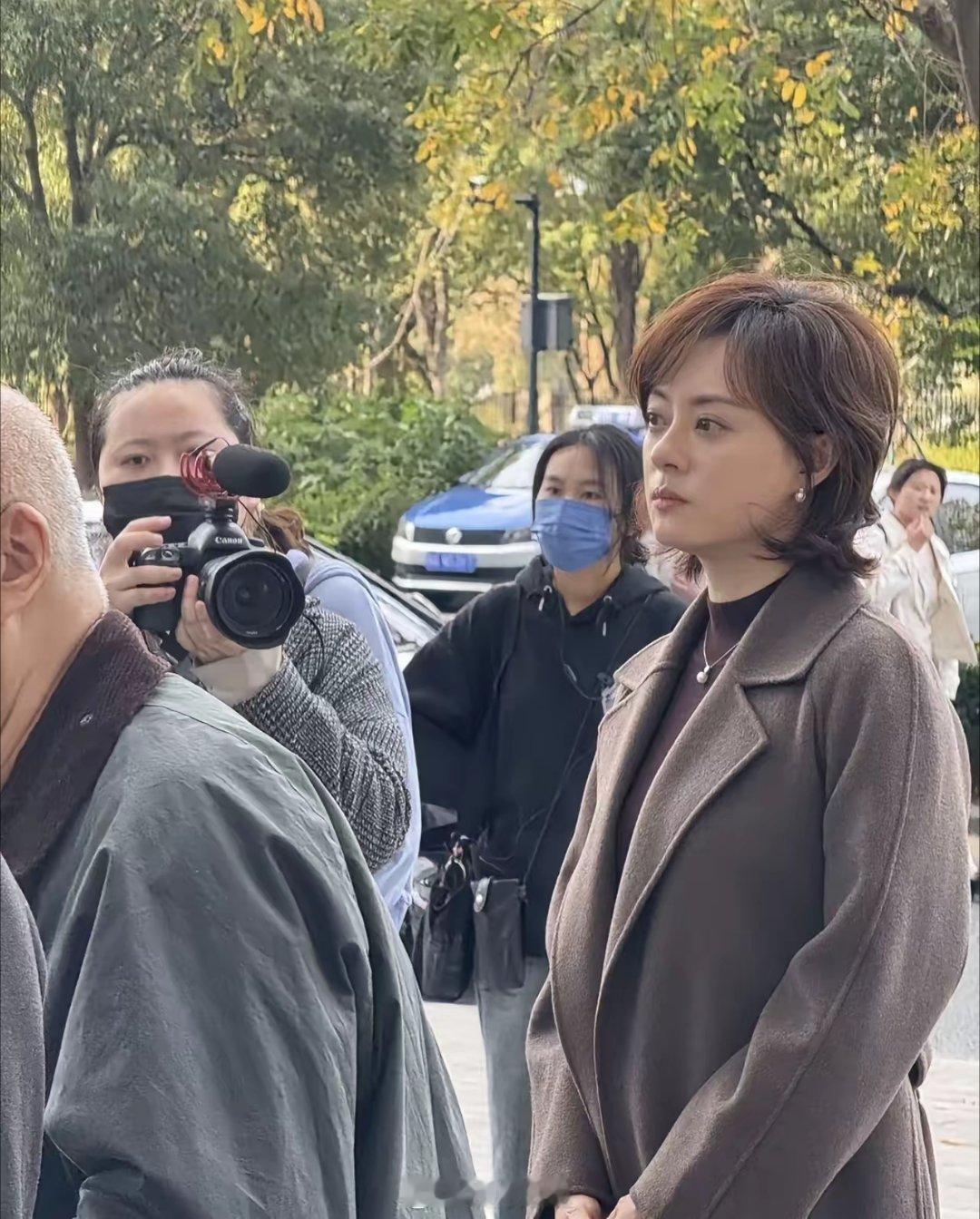 孙俪现身无锡拍戏，她站在镜头前气场十足，一副职场大女主的样子。照片中，她穿着一件