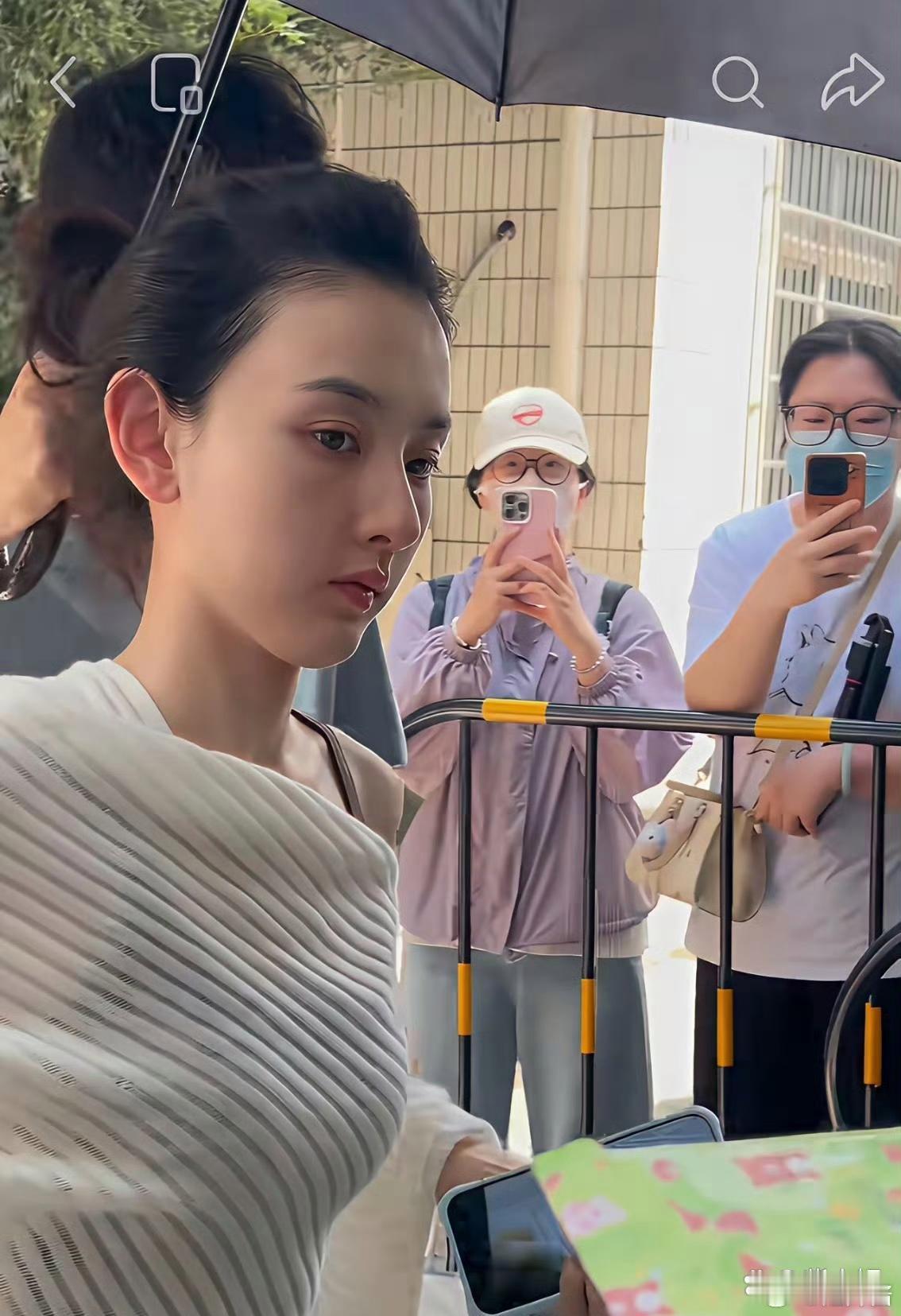 宋祖儿的眼神怎么回事，不过她的素颜的确很赞！