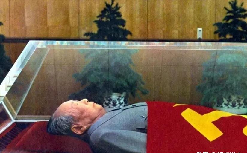 1976年，毛主席去世，当华国锋赶到中南海时，毛主席已无呼吸，情急之下，