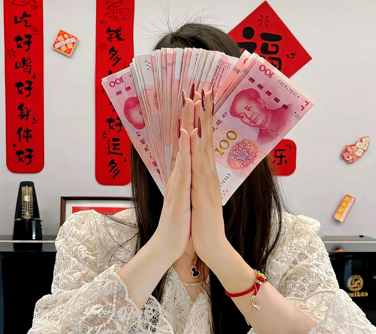 伺候婆婆16年，她走后给我80万，我去取钱，柜员：您看卡余额银行大厅的空调开