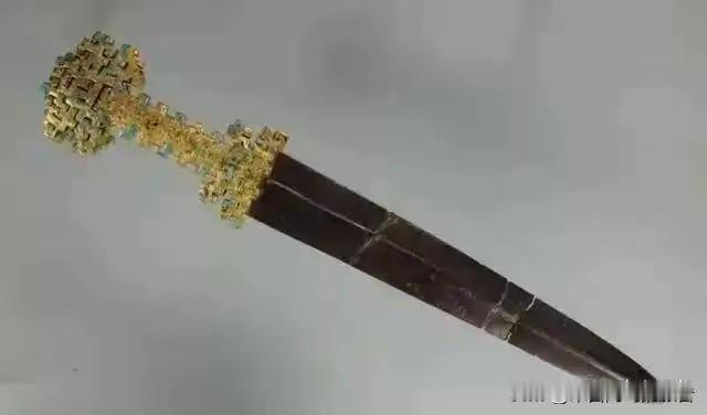 1992年5月宝鸡益门村，考古队张天林带着工人在一个三平米的小坑里头翻出了三公斤