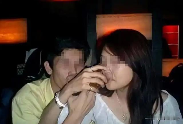 连云港，一女子参加了公司聚餐，吃完饭之后喝的酩酊大醉，被老板给带到了公司的房间还