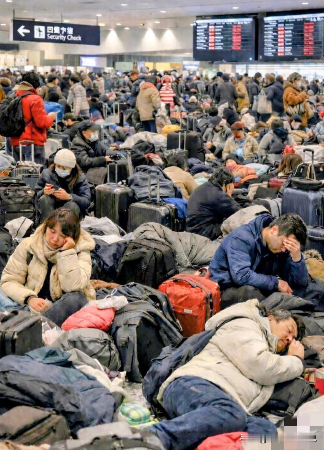 北海道破纪录的暴风雪把新千岁机场瞬间变成“万人滞留中心”。七千名旅客裹着薄毯打地