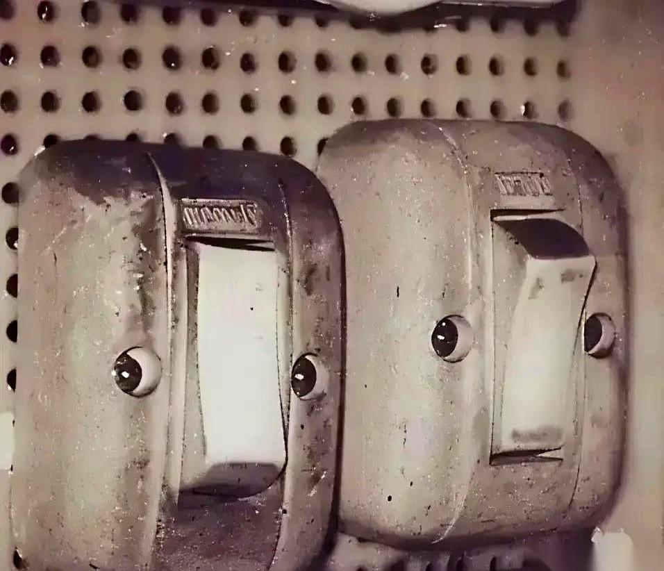 我的天，一幅画，就因为被人拿放大镜看了两眼，说前后细节对不上，整个网都快炸了。