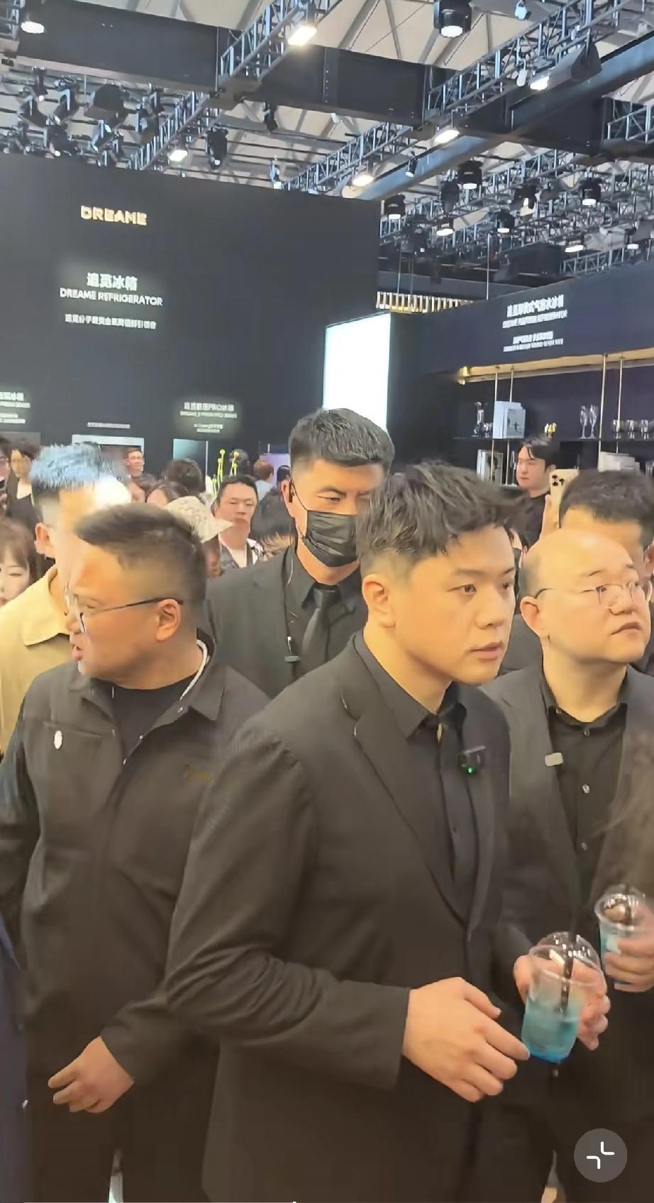 追觅老板俞浩火了，上海参展身后跟着一大堆人，而他则手里捧着一杯蓝色奶茶！3月