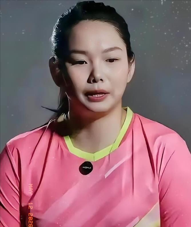 孙颖莎领奖后第一个冲过去抱住的人，不是教练马琳，而是那个默默当了近10年陪练的何