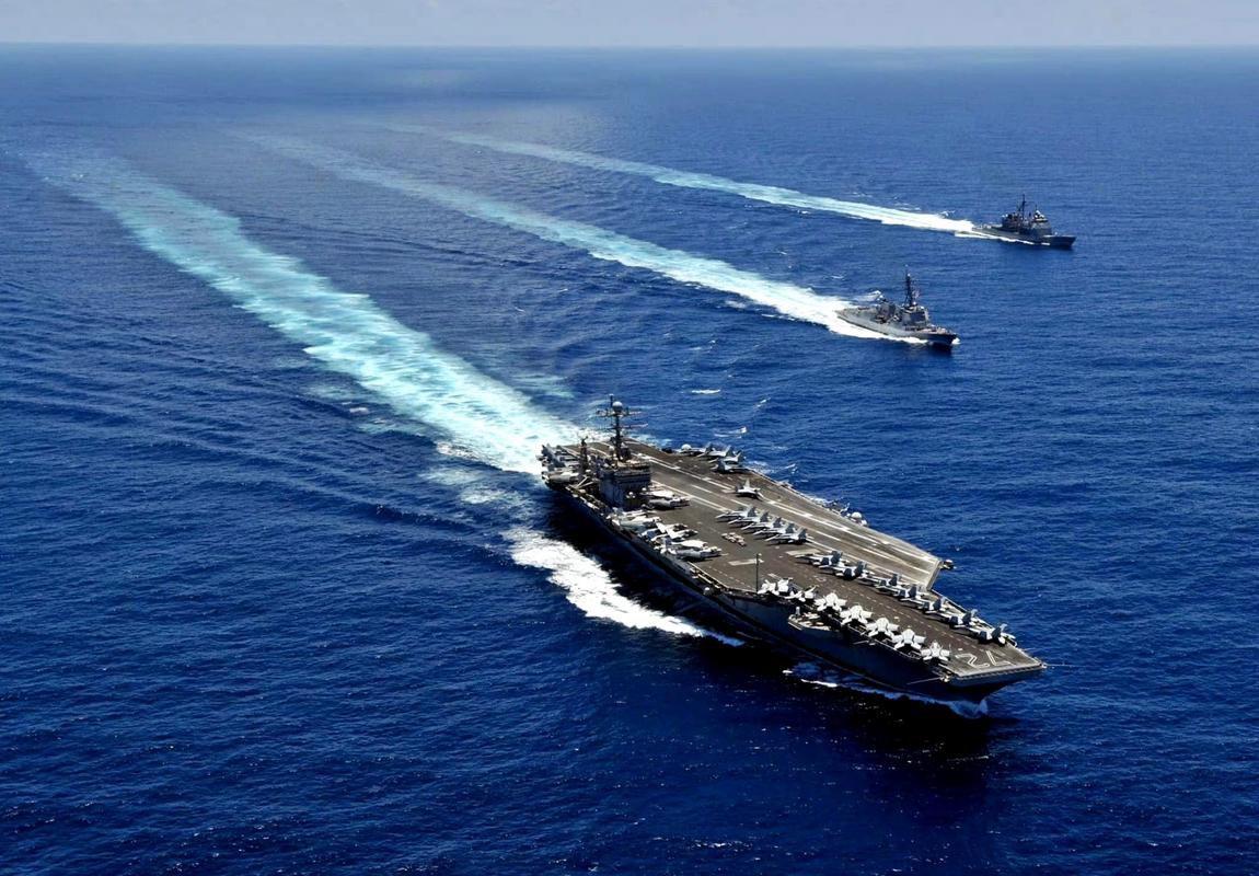 伊朗向美军林肯号航母发射一枚导弹波斯湾的夜晚，被一道火光撕裂。据央视新闻最新消