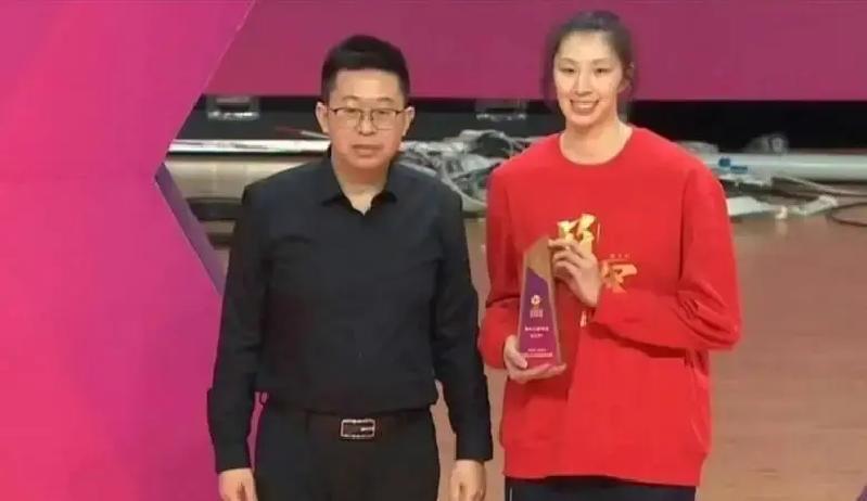 吴梦洁最近老被拿来和俄罗斯的马尔科娃比。比就比，咱用数据说话。马尔科娃在土