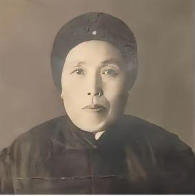 1891年，16岁的张作霖落难乞讨，孙寡妇看中了他，解开衣扣，掏出一块腰牌给他：