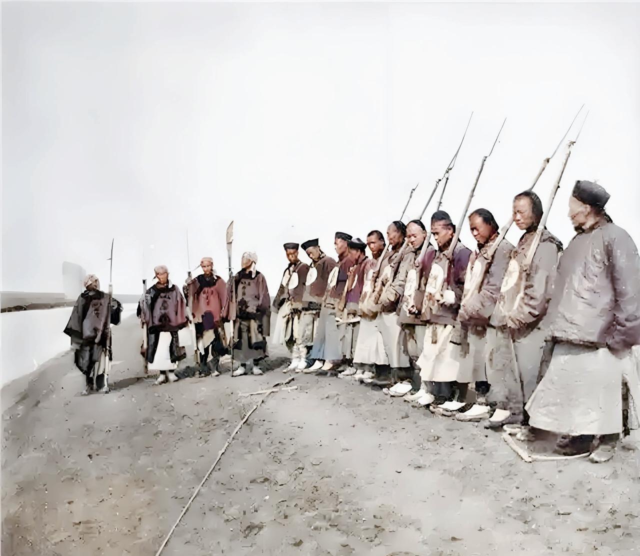 1894年9月15日黎明，平壤城墙上的清军士兵紧张地望着远方。日军16000多人
