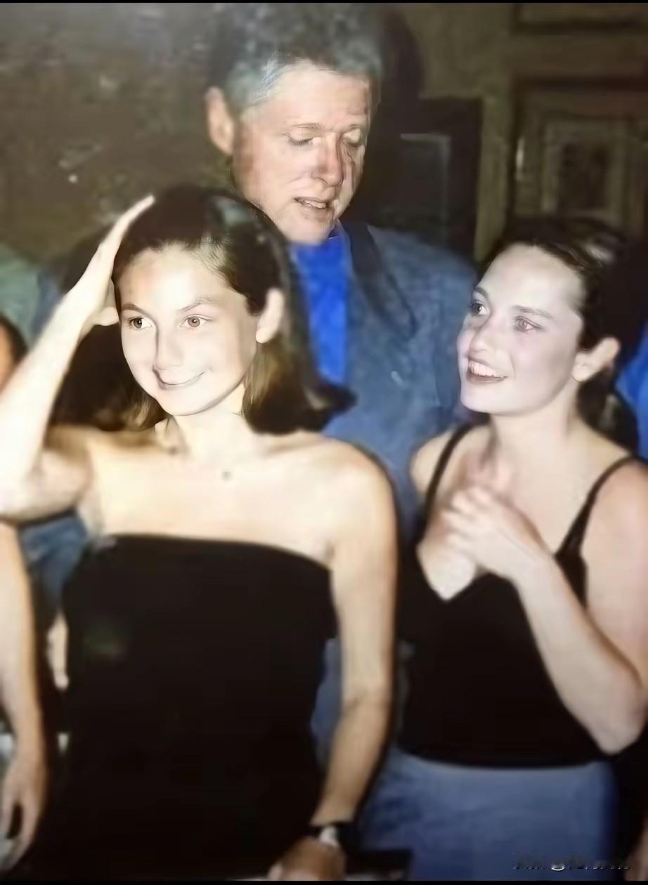 克林顿的这张老照片，还是暴露了他的小心思，看起来是非常有意思的，如果对普通男人来