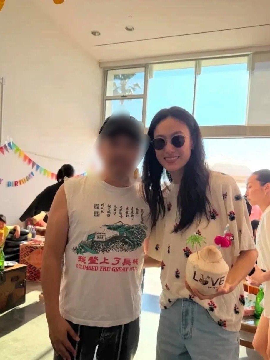 陈冠希在美国给女儿过生日，头发乱糟糟的、留着八字胡，这状态、去掉明星光环还真是普通人一个​