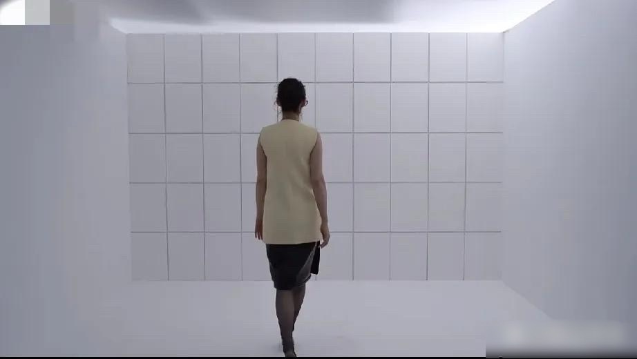 郭碧婷怎么成这样了？她最新写真拍摄，走路弯腰驼背，像大妈似的，正面神情落寞，感觉