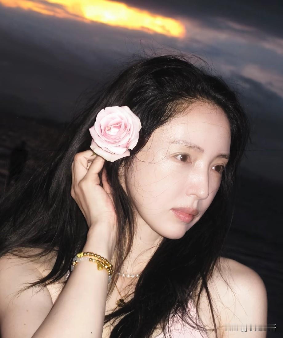 董璇海边氛围感随拍，褪去浮华，岁月沉淀松弛美感近日，董璇一组海边落日随拍流