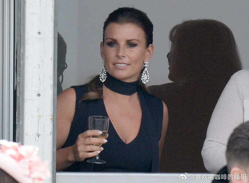 曼联名宿韦恩·鲁尼的妻子科琳·鲁尼日前接受采访，她表示儿子凯·鲁尼可能选择代表爱