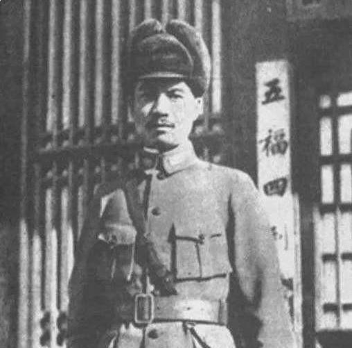 1945年11月，一场盛宴之后，东北军名将何柱国骤然失明，疑云笼罩。何柱