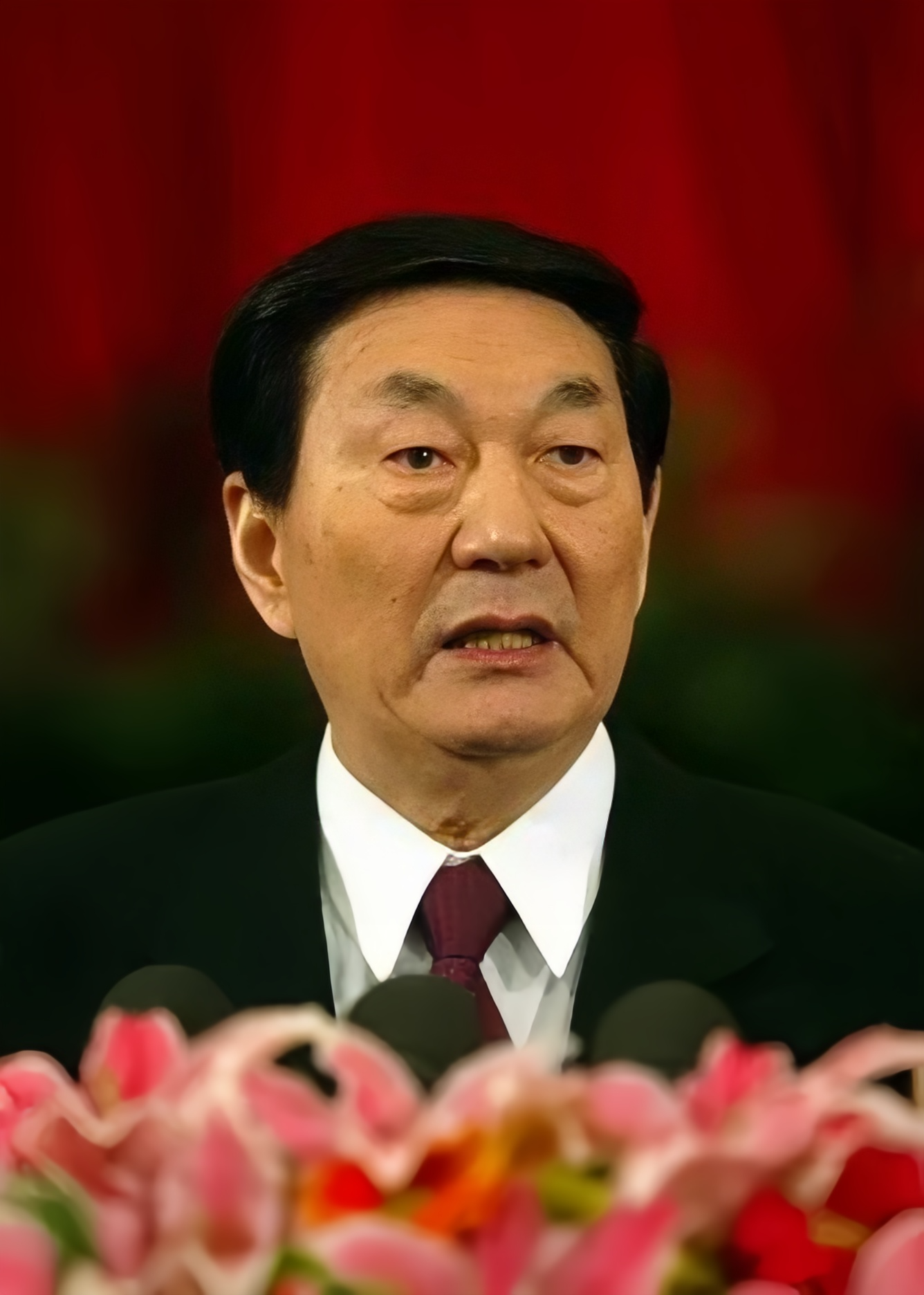 朱镕基由中央候补委员，直接成为政治局常委，凭什么？一方面是过人的能力，另一方面是