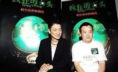 2005年，宁浩导演带着《疯狂的石头》找到刘德华，刘德华说好投资500万，结果却