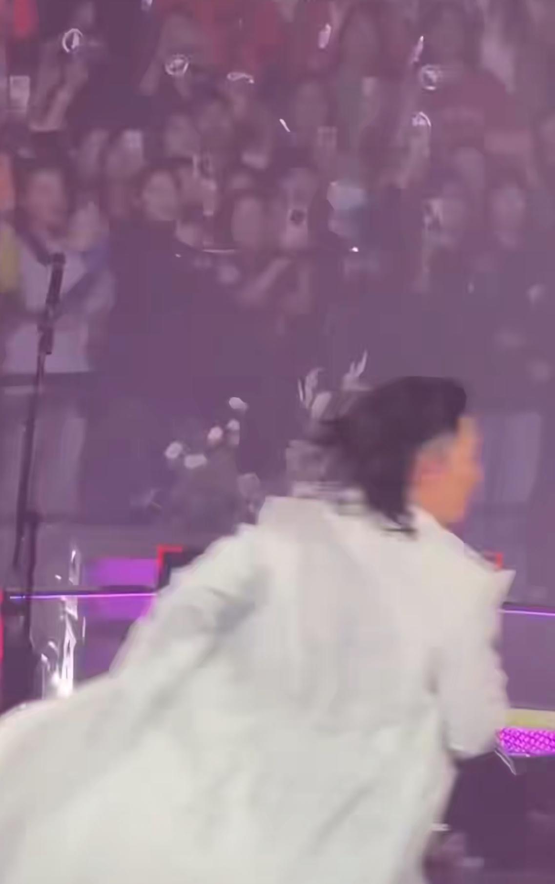 阿信上海演唱会跌落舞台，吴建豪飞奔过去查看。真是一个意外。新F4上海演唱会阿