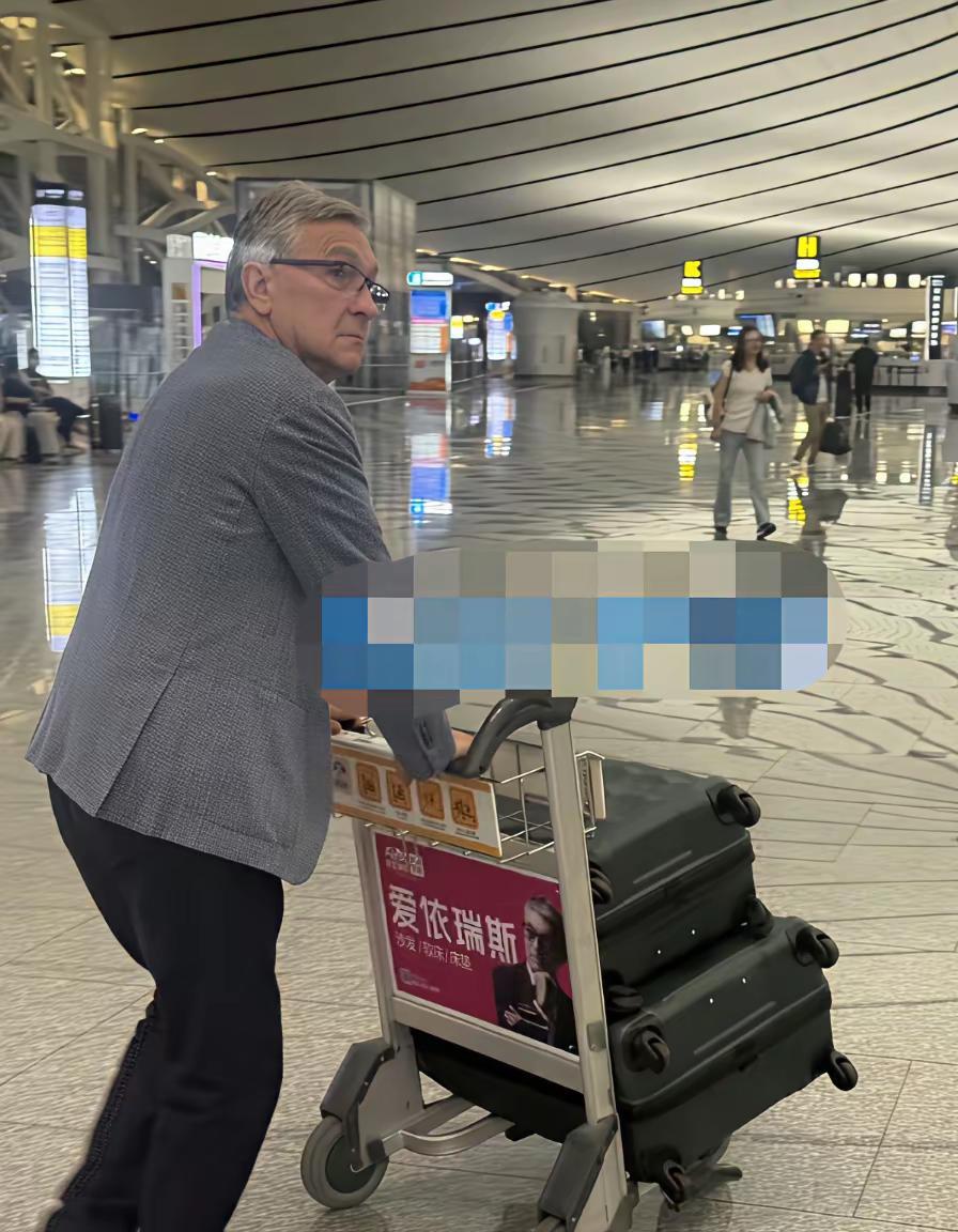 【前任国足主教练，凌晨悄然离开】熟悉的T3航站楼，熟悉的小轮行李车，熟悉的商家店