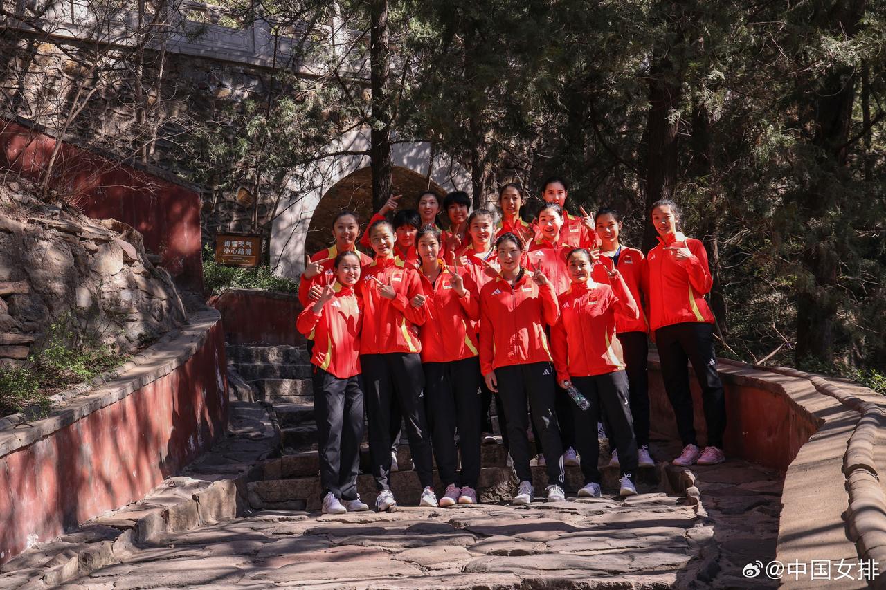中国女排集结，少了2人。4月7日，中国女排官媒发布新组建的中国女排第一批国家集