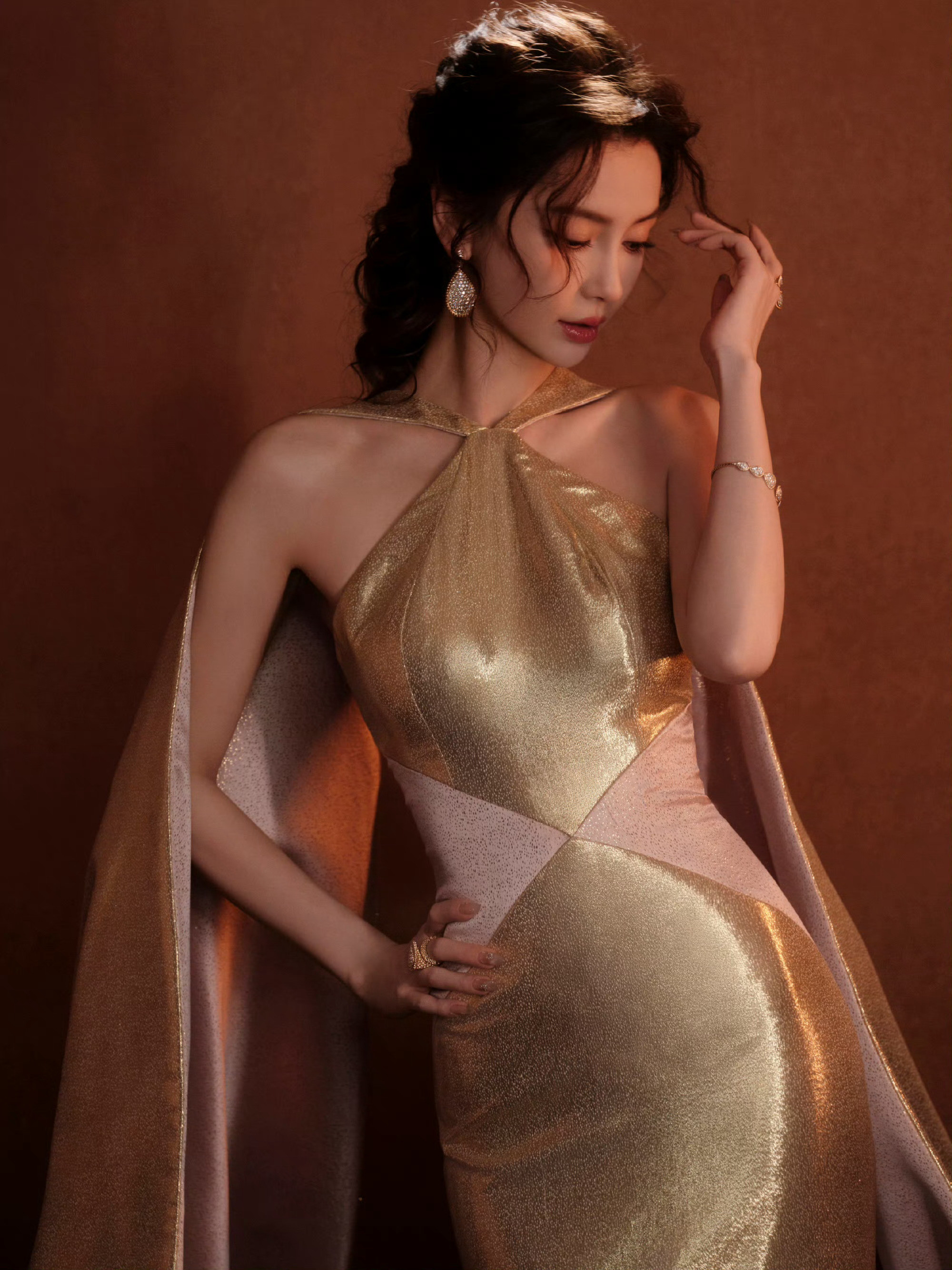 Angelababy杨颖身着AlexisMabille2024秋冬高定金色礼