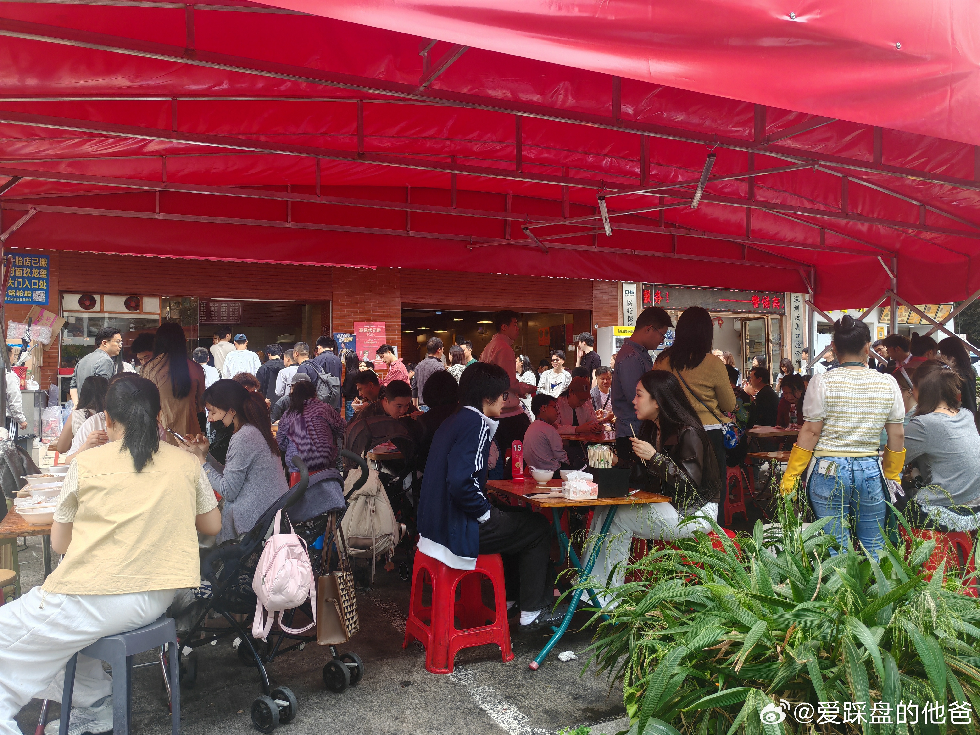 昌记隆江猪脚饭是真恐怖，全是人，没有30分钟吃不上。