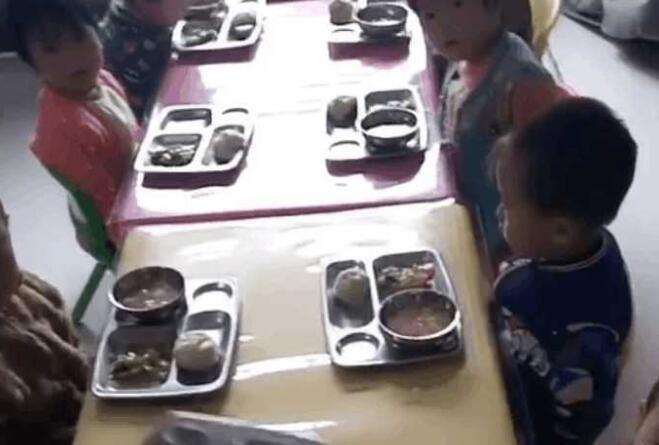 幼儿园500元的伙食, 妹妹说吃不饱, 妈妈看到午餐后当场翻脸