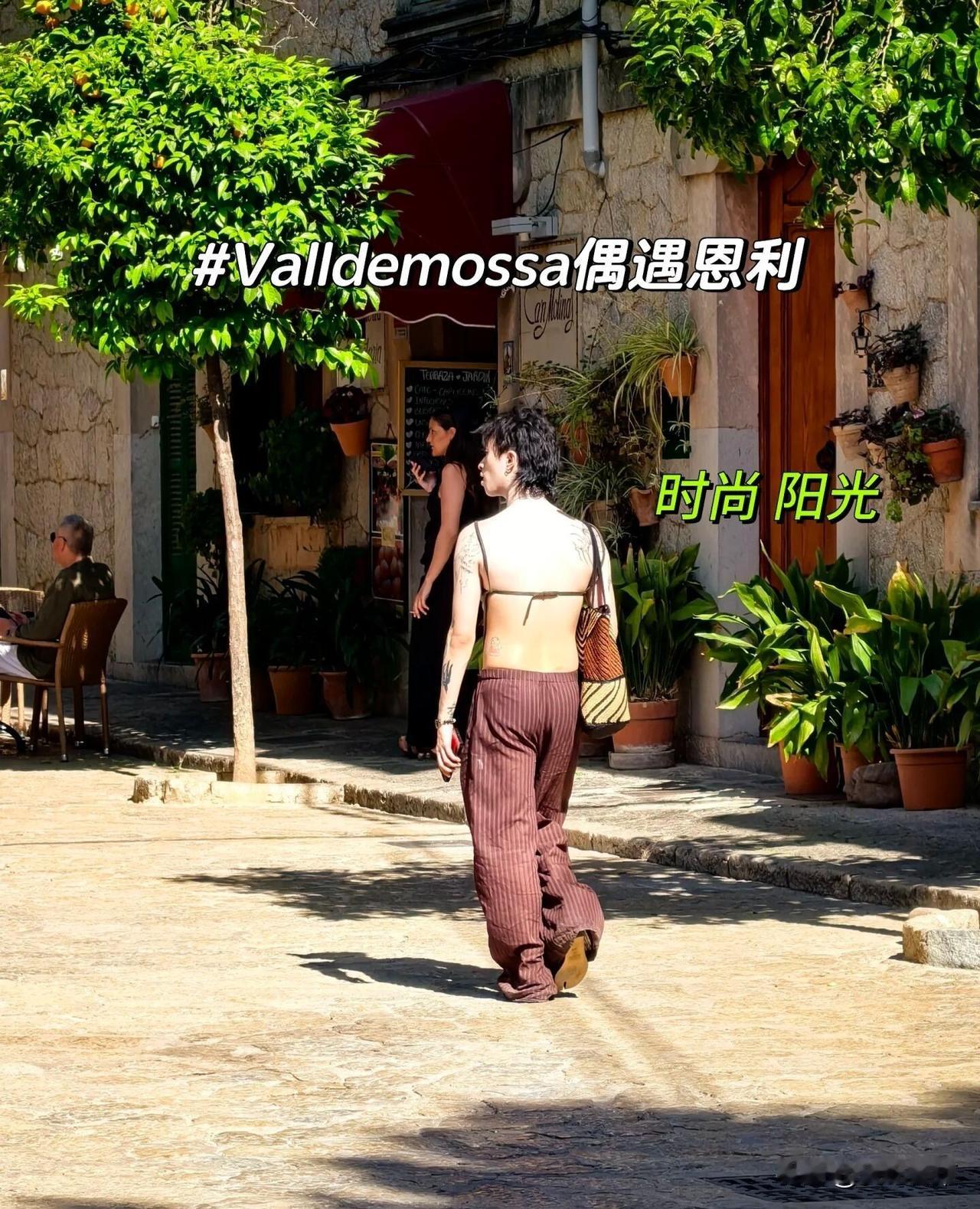 伊能静儿子打扮的太有个性了！网友在西班牙街头遇到哈利，他穿着肚兜，露出美背，身上
