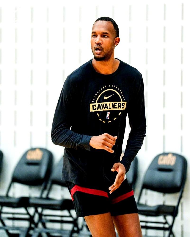 球迷的脸，这次真的被打肿了。赛前，多少人喊着让萨姆·梅里尔首发，换下投篮不准