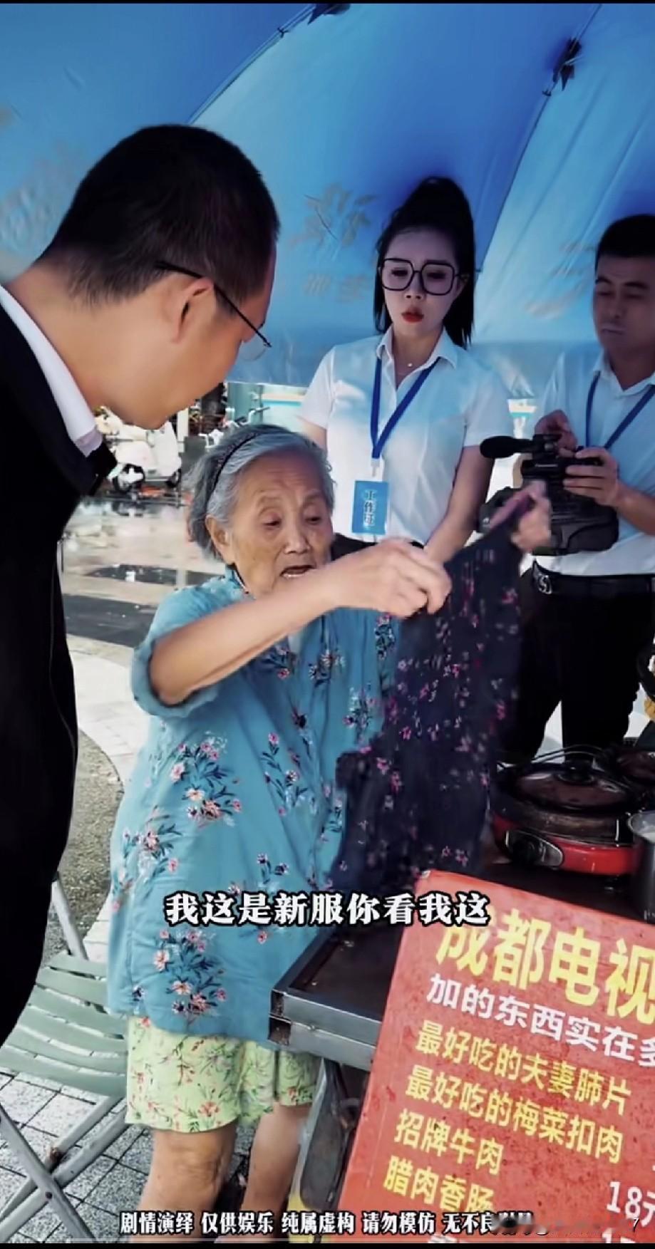 这老太婆真是死性不改，他确实不用内裤当抹布了，她这一次改用自己夏天的贴的外套当抹