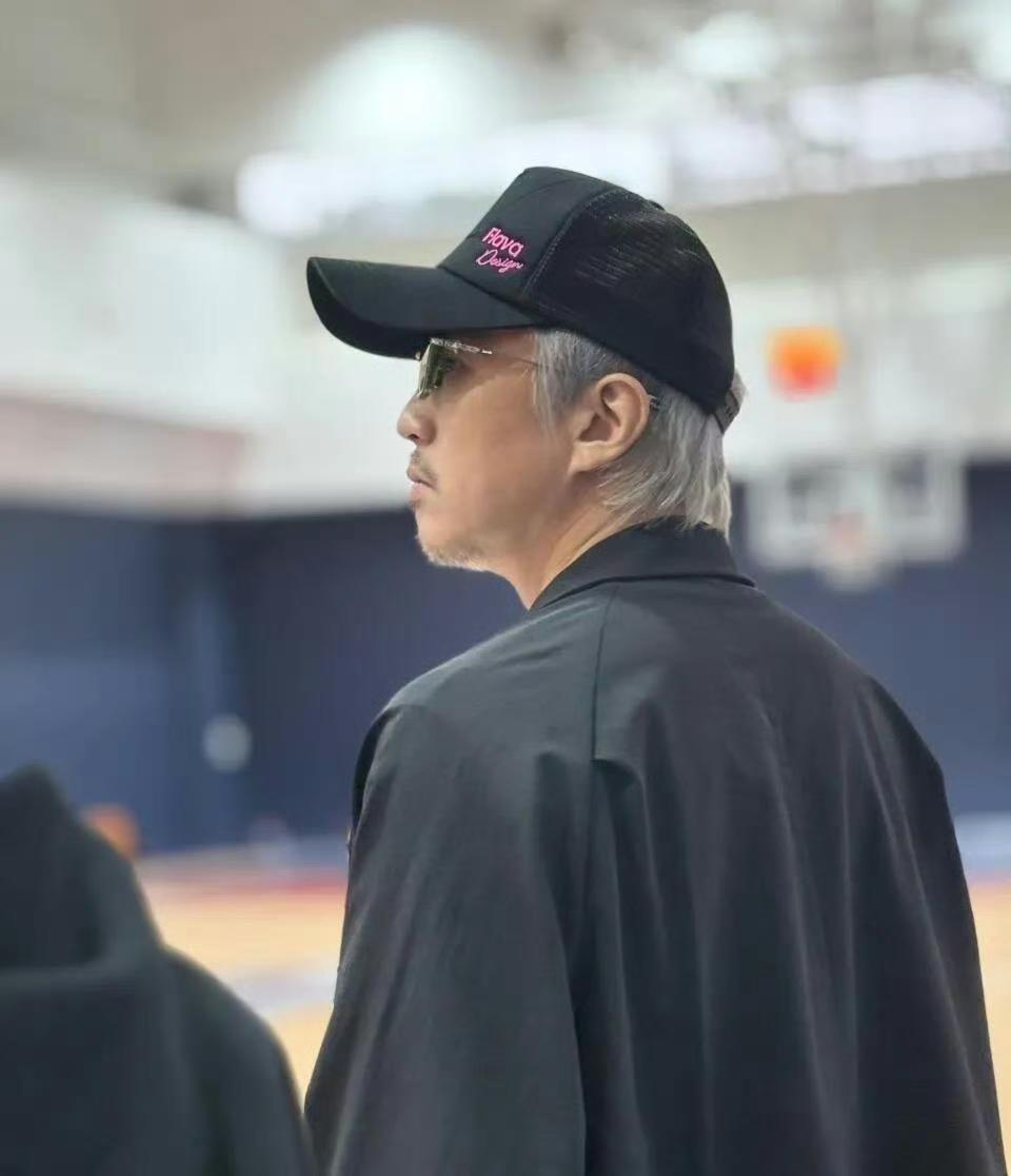 45岁的邓超，头发与胡须已悄然染上花白，令人惊讶。虽有人猜测是刻意漂染的造型，可