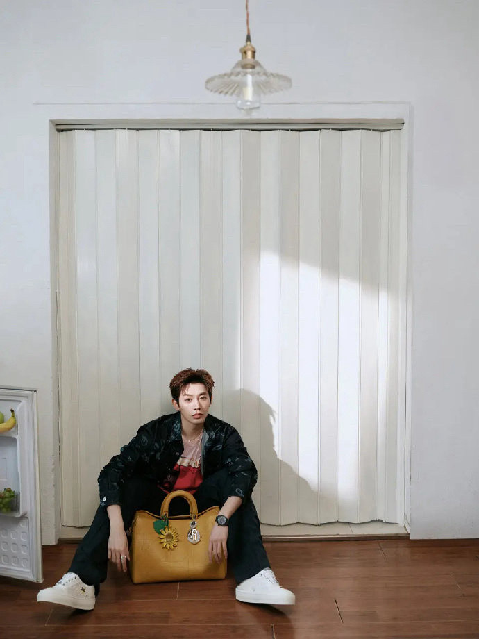 邓为像穿了红色肚兜你们别这样哈哈哈哈哈哈，明明帅炸了