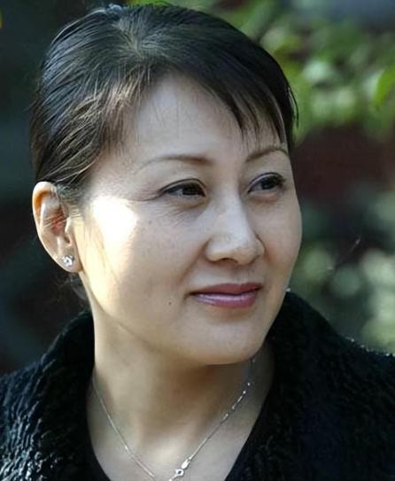 张凯丽听闻婆婆要来住，大手一挥，那就在小区再买一套房给他们住吧。丈夫张建全却拒绝