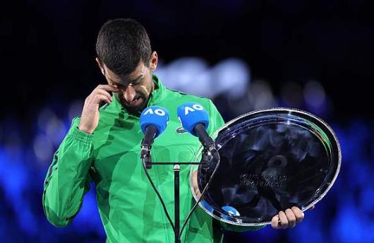 德约说不知道还能继续打多久澳网赛后，他站在罗德·拉沃尔球场，对着满场观众说自己