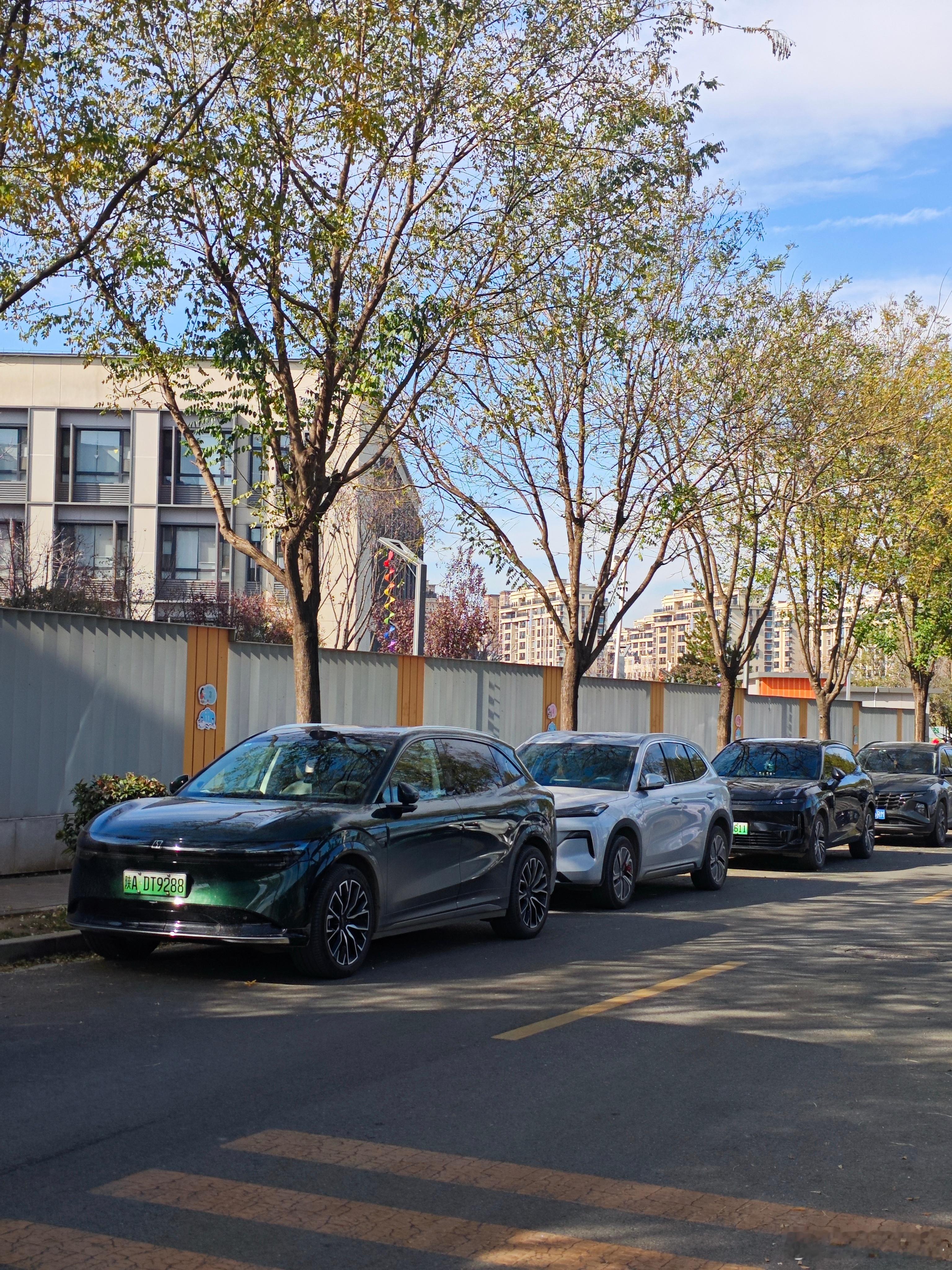 中午接娃去看牙，后面停了俩🐔家的车。极氪7X，吉利银河星舰7，领克08，排排坐