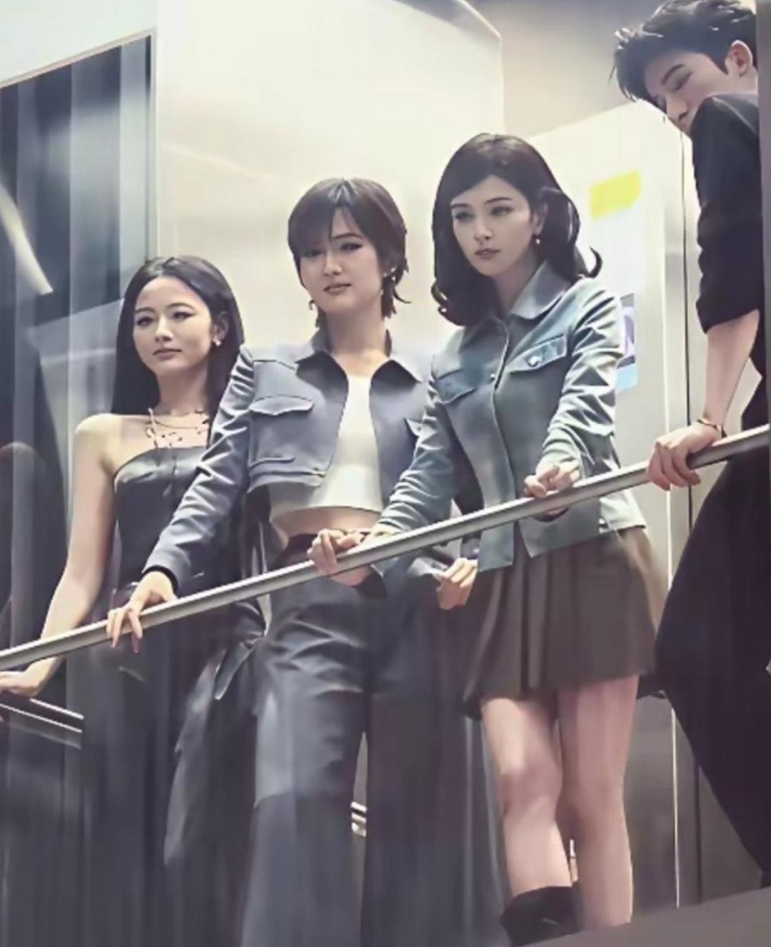 突然有点理解于正了，赵晴的美貌真的很出众。